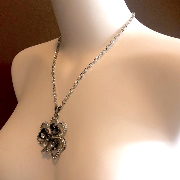 2 x $20‼️ CLOVER PENDANT / NECKLACE Silver & Gray embellished Crystal Gift Idea - Picture 2 of 8